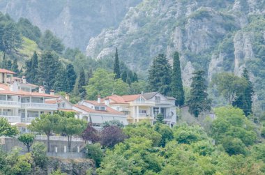 Yunanistan 'ın Olimpos Dağı' ndaki Enipeas Nehri Kanyonu 'nun altındaki Litohoro köyündeki evler.