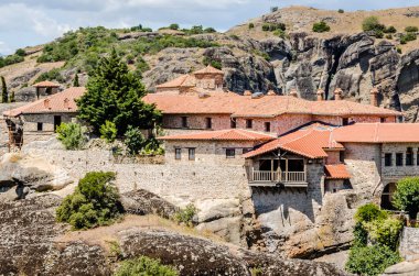 Yunanistan 'daki Meteor Dağı' nın kayalıklarında bulunan Büyük Meteor Ortodoks Manastırı manzarası, Haziran 2018.