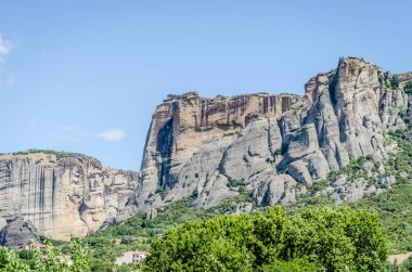 Yunanistan 'ın Kalambaka kentinden Meteora Dağı' nın panoramik manzarası.