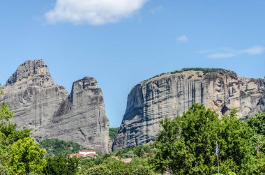 Yunanistan 'ın Kalambaka kentinden Meteora Dağı' nın panoramik manzarası.