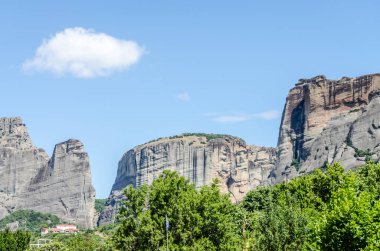Yunanistan 'ın Kalambaka kentinden Meteora Dağı' nın panoramik manzarası.