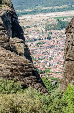 Yunanistan 'ın Kalambaka kentinden Meteora Dağı' nın panoramik manzarası.