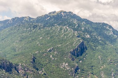 Yunanistan 'ın batısındaki Kalambaka kenti yakınlarındaki Meteor Dağı manzarası.