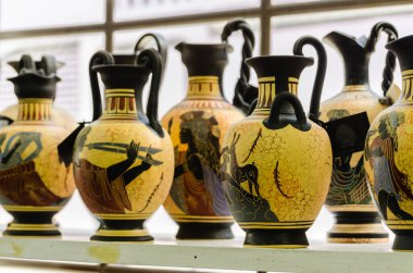 Kalambaka, Yunanistan - 10 Haziran 2018: Yunanistan 'ın Kalambaka kentindeki yerel bir mağazanın sergilenen eşyalarına bir göz atın.