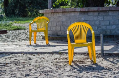 Restorandan atılmış sarı plastik sandalyeler..