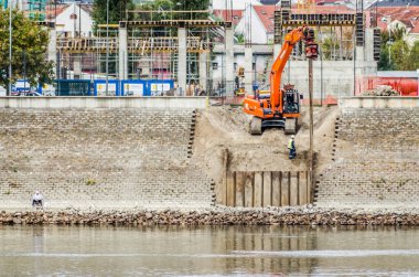 Novi Sad, Sırbistan - 29 Eylül. 2019: Petrovaradin Tuna nehrinden şüpheleniyor. Tuna Nehri kıyısında çalışan makineler.