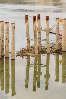 Eski köprünün sütunları Tuna 'nın sularına bakıyor..