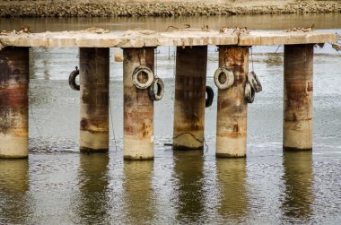 Eski köprünün sütunları Tuna 'nın sularına bakıyor..