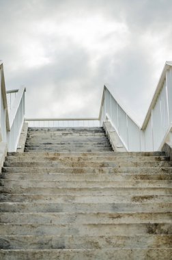 Yeni Zezelj Köprüsü inşa edilme olasılığı gezinti güvertesinin Petrovaradin tarafından görülüyor. Sadece yeni Zezelj Köprüsü altında inşa edilen adımlar.