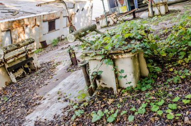 Novi Sad 'daki Tuna Nehri kıyısında terk edilmiş eski bir tanker enkazı bulundu..