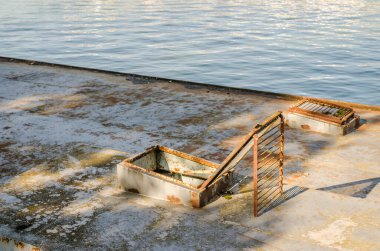 Novi Sad 'daki Tuna Nehri kıyısında terk edilmiş eski bir tanker enkazı bulundu..