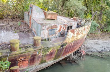 Novi Sad 'daki Tuna Nehri kıyısında terk edilmiş eski bir tanker enkazı bulundu..