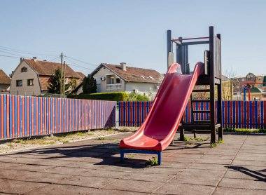 Engellenmiş salıncak, kapalı halk çocuk parkı, koronavirüs kilitlemesi.