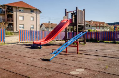 Engellenmiş salıncak, kapalı halk çocuk parkı, koronavirüs kilitlemesi.