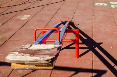 Engellenmiş salıncak, kapalı halk çocuk parkı, koronavirüs kilitlemesi.