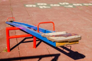 Engellenmiş salıncak, kapalı halk çocuk parkı, koronavirüs kilitlemesi.