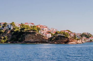 Evia Adası, Yunanistan - 28 Haziran. 2020: Yunanistan 'daki Skiathos adasının panoraması. Yunanistan 'daki Skiathos adasının Panorama manzarası.