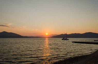 Evia Yunanistan adasındaki sakin Ege Denizi 'nde güzel bir gün batımı