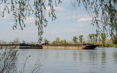 Sırbistan 'ın Novi Sad kenti Petrovaradin yakınlarındaki Tuna Nehri' nin karşı kıyısında demirli tankerler.