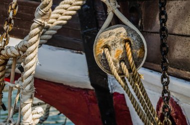 Karadağ 'ın Herceg Novi kentinde bir balıkçı teknesinde halatlar