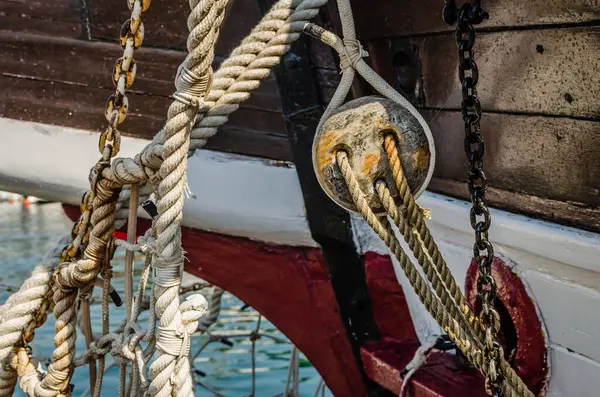 Karadağ 'ın Herceg Novi kentinde bir balıkçı teknesinde halatlar