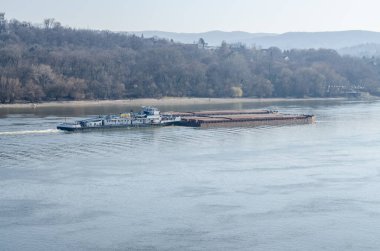 Novi Sad 'daki Tuna Nehri üzerinde hareket eden bir tanker..