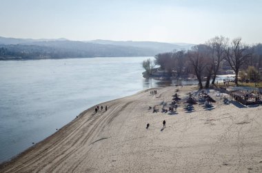 Bahar güneşli bir günde, Novi Sad şehir plajı Strand 'ın sonunun görüntüsü.
