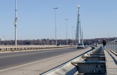 Sırbistan 'ın Novi Sad kentindeki Tuna Nehri üzerindeki Özgürlük Köprüsü' nde trafik.