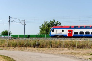 Novi Sad, Sırbistan - 25 Temmuz. 2021: Sırbistan 'ın yüksek hızlı elektrikli treninin manzarası. Sırbistan 'ın yüksek hızlı elektrik treninin hareketli görünümü.