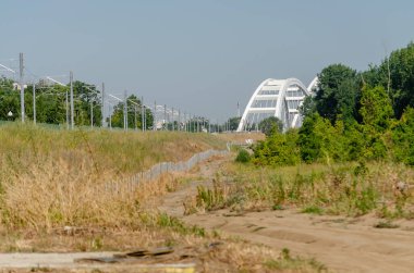 Novi Sad, Sırbistan. Temmuz - 25. 2022 yılı. Petrovaradin tarafından Novi Sad 'daki Tuna Nehri üzerindeki Zezelj köprüsü. Novi Sad 'daki Tuna' daki Zezelje Köprüsü manzarası. Petrovaradin tarafından yazın ve öğleden sonra..