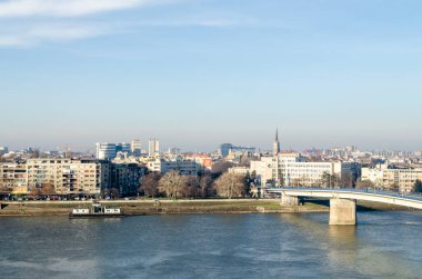 Novi Sad, Sırbistan. 15 Ocak 2023. Kışın karsız Petrovaradin Kalesi 'nin duvarları. Kışın güneşli bir günde Petrovaradin kalesinden Novi Sad 'ın panoramik manzarası.