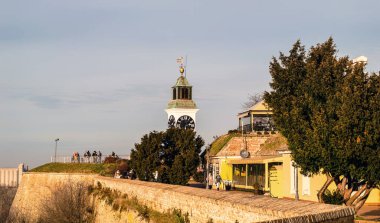 Eski binanın manzarası, Petrovaradin kalesi. Petrovaradin kalesindeki büyük eski saatin manzarası..