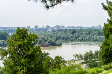 Belgrad, Sırbistan - 29 Temmuz 2014: Sırbistan 'ın başkenti Belgrad' daki Kalemegdan Eski Kalesi. Sava Nehri ve Tuna Nehri 'nin kesişiminin panoramik bir görüntüsü.