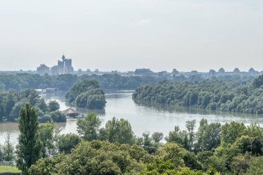 Belgrad, Sırbistan - 29 Temmuz 2014: Sırbistan 'ın başkenti Belgrad' daki Kalemegdan Eski Kalesi. Sava Nehri ve Tuna Nehri 'nin kesişiminin panoramik bir görüntüsü.