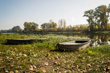 Sonbaharda Ulusal Park 'ın kıyısına çekilen tahta tekneler - Sodros.