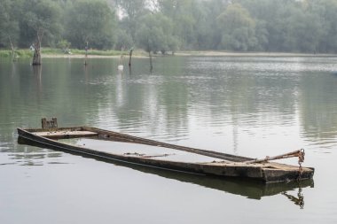 Ulusal Park 'ın panoramik manzarası Sodros. Sonbaharda Sodros Milli Parkı 'nın sularına batan tahta bir tekne..