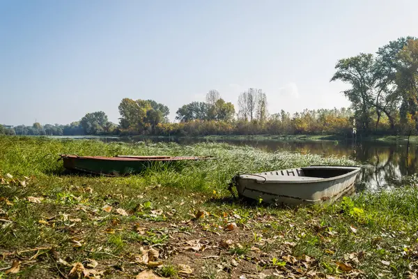 Sonbaharda Ulusal Park 'ın kıyısına çekilen tahta tekneler - Sodros.