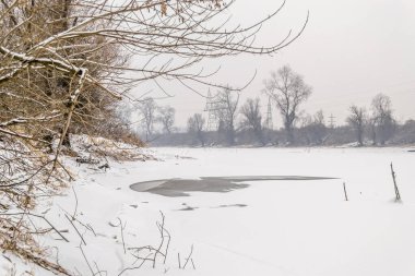 Tuna kolunun Aralık ayında kış kapaklı Panoraması - Novi Sad, Sırbistan.