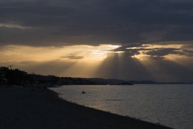 Yunanistan 'ın küçük Pefkochori kasabasında sabahın erken saatlerinde gün doğumu.