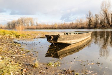Tuna nehrinin kıyısında demirli ahşap balıkçı tekneleri..
