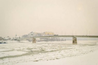 Sırbistan 'ın Novi Sad kentindeki donmuş Tuna nehrindeki buzlar kırıldı. Donmuş Tuna Nehri 'ndeki buzlar kırıldı. .