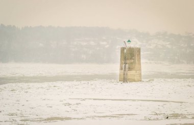 Sırbistan 'ın Novi Sad kentindeki donmuş Tuna nehrindeki buzlar kırıldı. Donmuş Tuna Nehri 'ndeki buzlar kırıldı. .