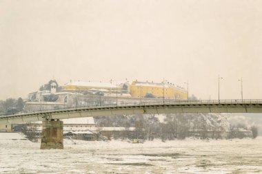 Sırbistan 'ın Novi Sad kentindeki donmuş Tuna nehrindeki buzlar kırıldı. Donmuş Tuna Nehri 'ndeki buzlar kırıldı. .