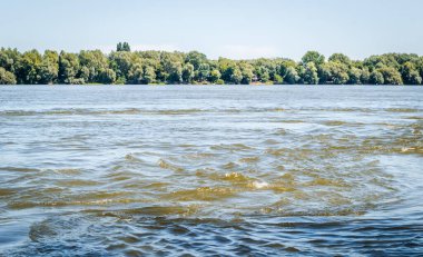 Sırbistan 'ın Novi Sad kentinin Petrovaradin kenti yakınlarındaki Tuna Nehri kıyısı Panoraması.