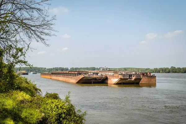 Novi Sad, Sırbistan - Aralık 08. 2020: Tuna kıyısında Petrovaradin, Novi Sad, Sırbistan yakınlarındaki demirlemiş tankerler.