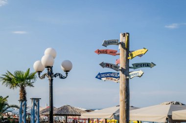 Leptokarya, Yunanistan - 10 Haziran 2018: Leptokarya 'daki kamusal alanda tahta tabela.