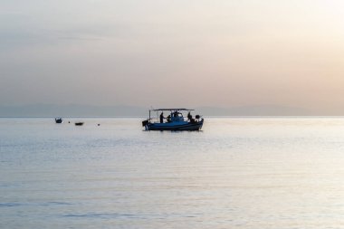 Açık denizlerde balıkçı teknesi, sabahın erken saatlerinde Yunanistan, Leptokarya 'da.