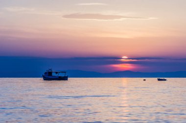 Açık denizlerde balıkçı teknesi, sabahın erken saatlerinde Yunanistan, Leptokarya 'da.
