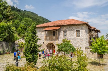 Leptokarya, Yunanistan - 07 Haziran 2018: Olympus - St. Dionysius Yeni Ortodoks Manastırı Litohoro Köyü .