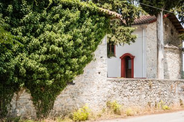 Yunanistan 'ın Olimpos Dağı' ndaki Enipeas Nehri Kanyonu 'nun altındaki Litohoro köyündeki evler.